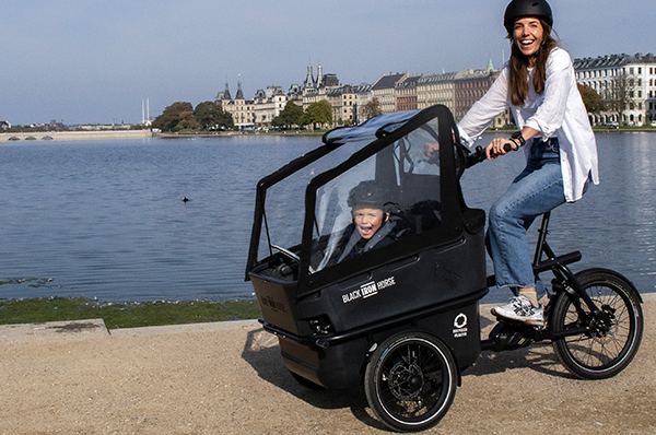 Rower cargo Black Iron Horse nad jeziorami w Kopenhadze